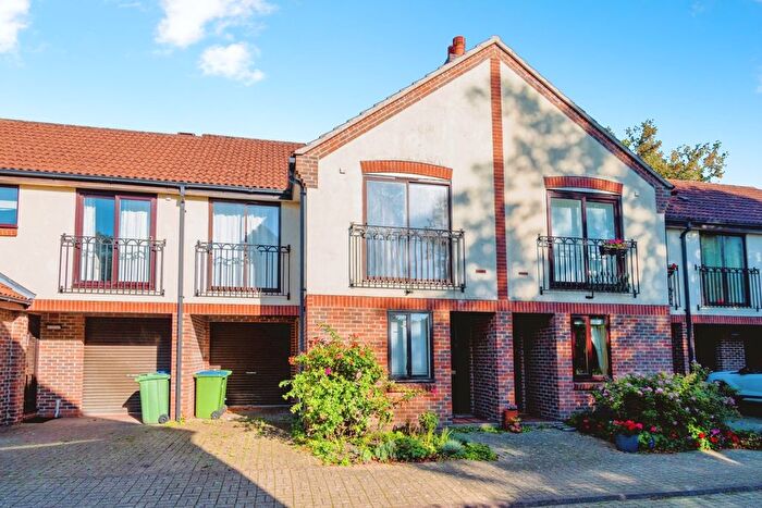 3 Bedroom Terraced House For Sale In Mayfair Gardens, Southampton, Hampshire, SO15