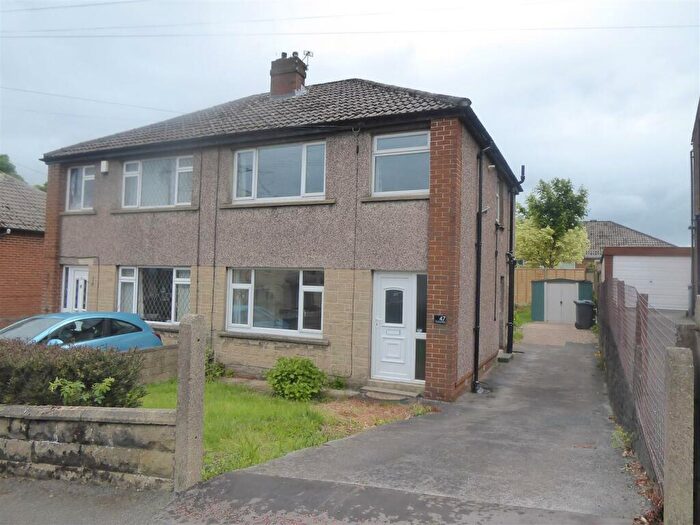 3 Bedroom Semi-Detached House To Rent In Cowrakes Road, Huddersfield, HD3