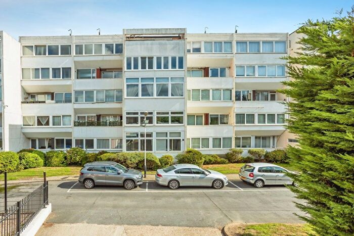 2 Bedroom Flat For Sale In Parson Street, London, NW4