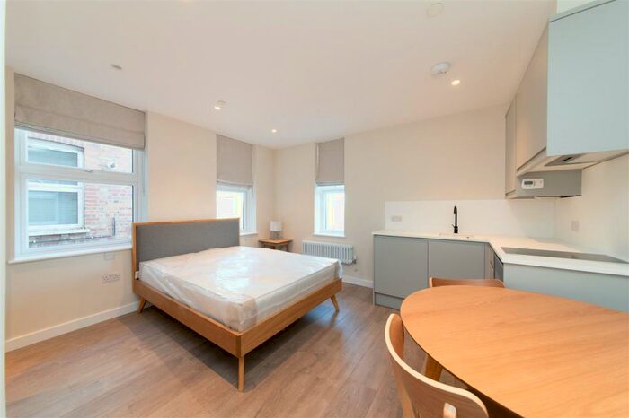 Studio To Rent In High Road, London, N12
