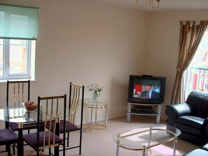 2 Bedroom Flat To Rent In Delfont Close, Central Maidenbower, Crawley, RH10