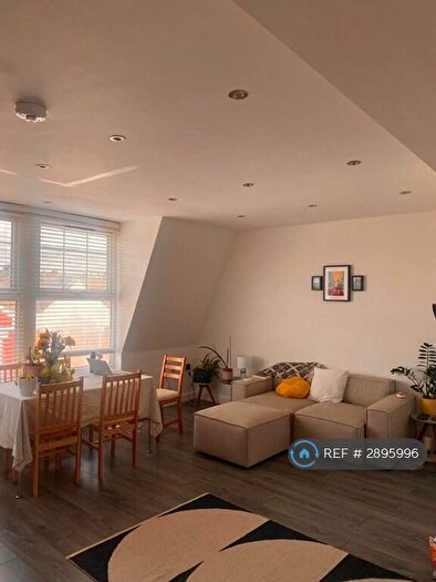3 Bedroom Flat To Rent In Green Lanes, London, N4