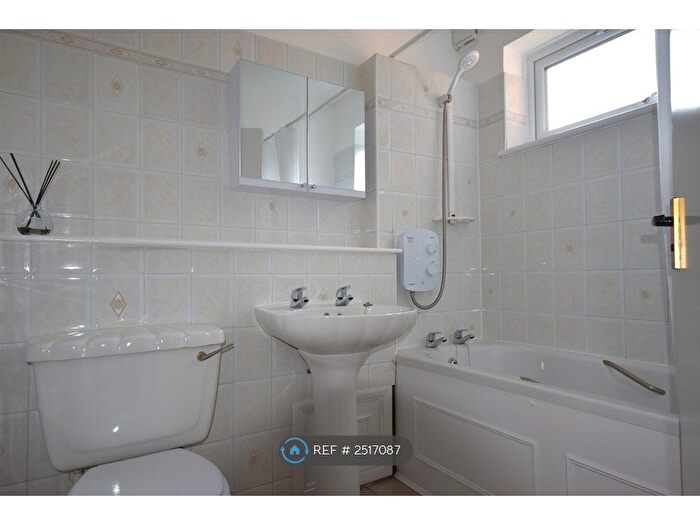 1 Bedroom Flat To Rent In Pottersfield, Enfield, EN1