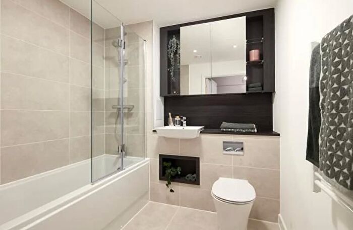 2 Bedroom Flat For Sale In Nestles Avenue, Hayes, UB3