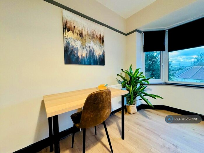 3 Bedroom Flat To Rent In Lower Bevendean Avenue, Brighton, BN2