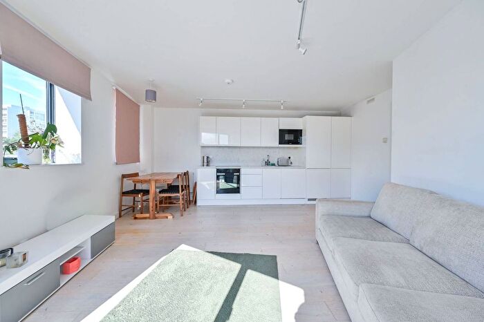 2 Bedroom Flat To Rent In Coldharbour Lane, Brixton, London, SW9