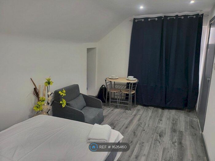 Studio To Rent In Hainault Avenue, Westcliff-On-Sea, SS0