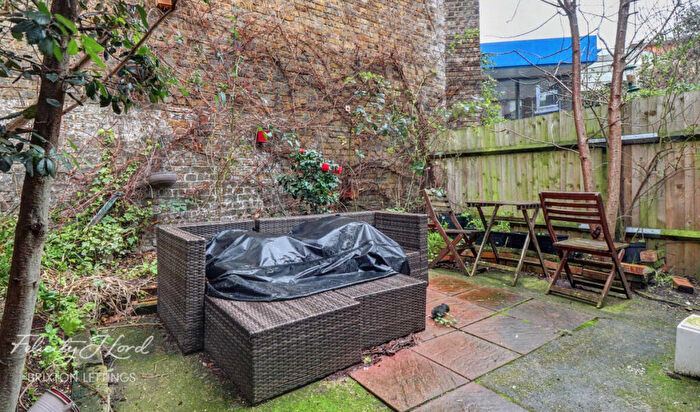 2 Bedroom Flat To Rent In Shakespeare Road, London, SE24