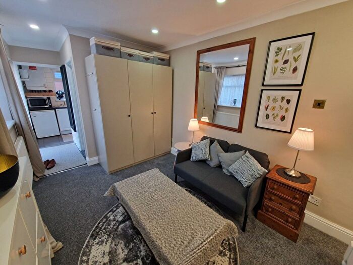 1 Bedroom Flat To Rent In Hardwicke Avenue, Hounslow, TW5