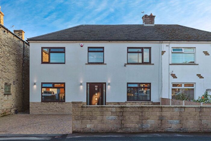 4 Bedroom Semi-Detached House For Sale In Moorlands Road, Bradford, BD11