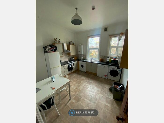 3 Bedroom Flat To Rent In Otley Road, Leeds, LS16