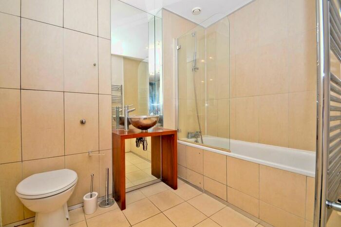 2 Bedroom Apartment To Rent In Plumbers Row, Aldgate East, E1