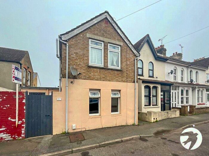 2 Bedroom Detached House To Rent In Osborne Road, Gillingham, Kent, ME7