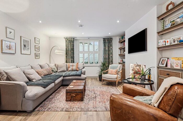 2 Bedroom Maisonette To Rent In Packington Street, Islington, N1