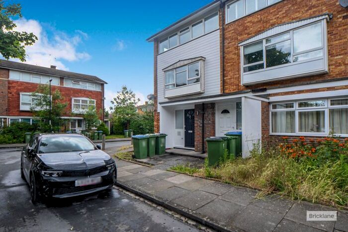 2 Bedroom Flat To Rent In Southbourne Gardens, London, SE12