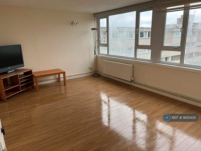 2 Bedroom Flat To Rent In Mountbatten Square, Windsor, SL4