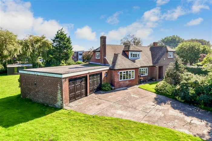 4 Bedroom Detached House For Sale In Ashford Road, New Romney, Kent, TN28