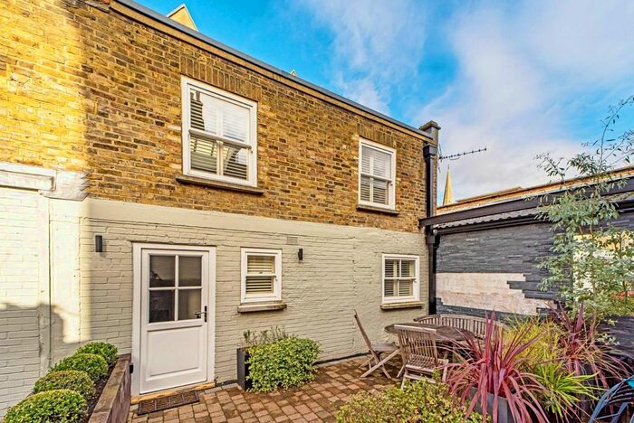 3 Bedroom Property To Rent In Foxton Mews, Richmond, TW10