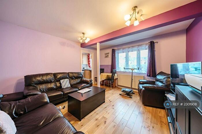 2 Bedroom Flat To Rent In Ayyaz Court, Aldershot, GU11