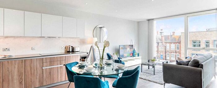 2 Bedroom Flat To Rent In Sury Basin, Kingston Upon Thames, KT2