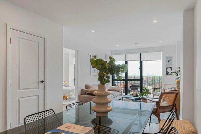 2 Bedroom Apartment For Sale In Water's Edge Court, Yeo Street, London, E3