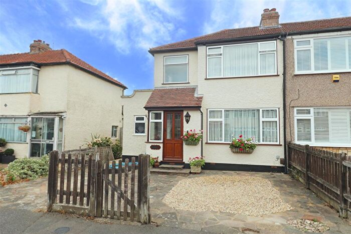 3 Bedroom End Of Terrace House For Sale In Lynhurst Road, Hillingdon, UB10