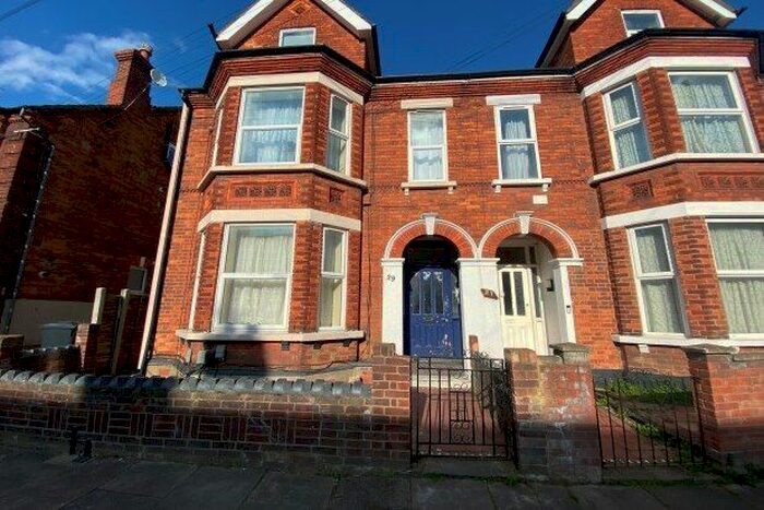 1 Bedroom Flat To Rent In Rutland Road, Bedford, MK40