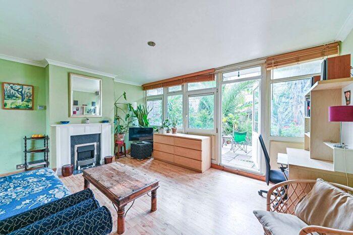 3 Bedroom Maisonette For Sale In Rupert Gardens, Brixton, London, SW9