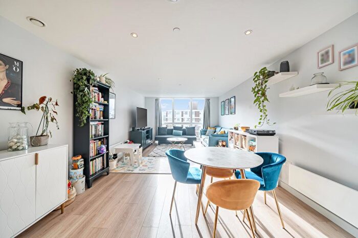 2 Bedroom Flat For Sale In Shakespeare Road, Finchley Central, N3