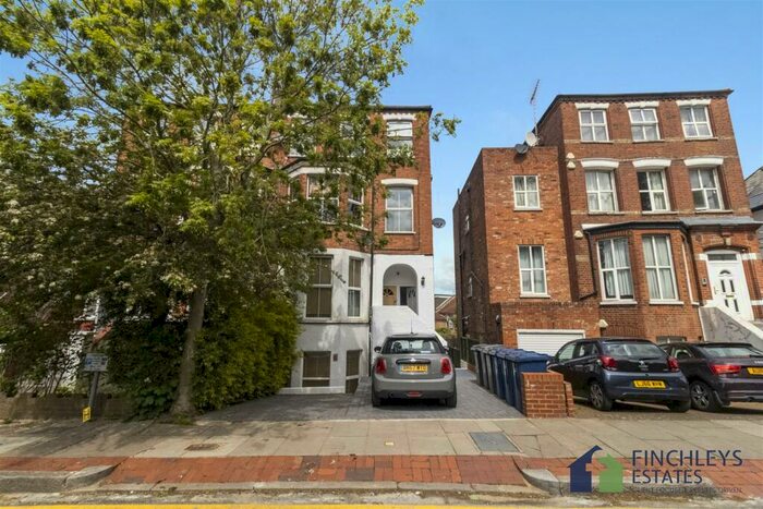 3 Bedroom Flat To Rent In Crescent Road, Finchley Central, N3
