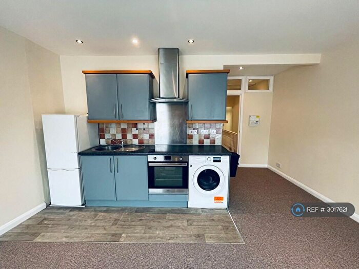 2 Bedroom Flat To Rent In Bradley Crescent, Bristol, BS11