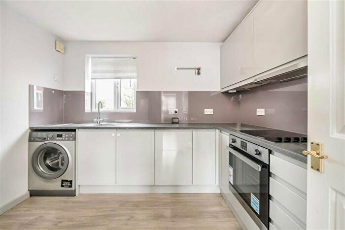 2 Bedroom Flat For Sale In Campbell Gordon Way, Cricklewood, NW2