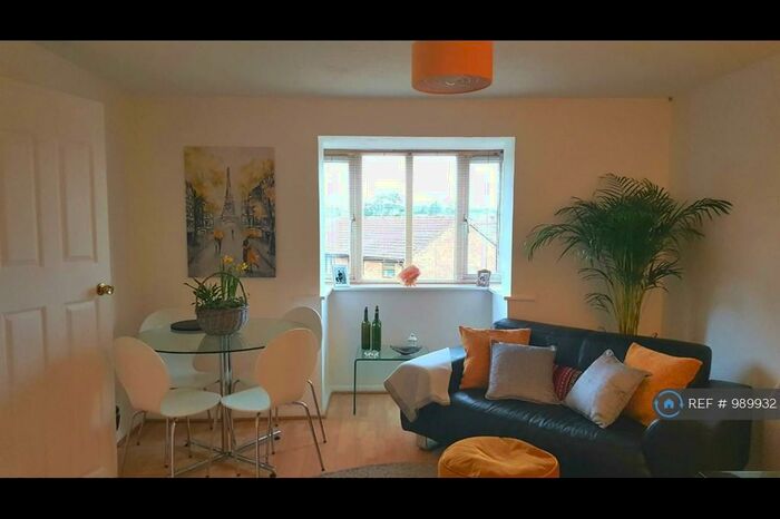 1 Bedroom Flat To Rent In Kilmington Close, Bracknell, RG12