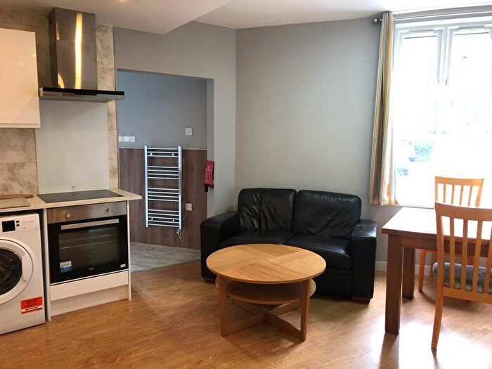 2 Bedroom Apartment To Rent In Lancing Road, City Centre, S2