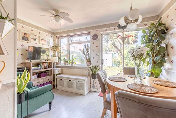 2 Bedroom Semi-Detached House For Sale In Grays Road, Slough, SL1