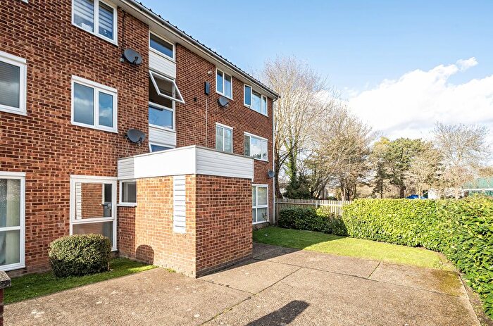 2 Bedroom Flat For Sale In Hartscroft, Linton Glade, Croydon, CR0