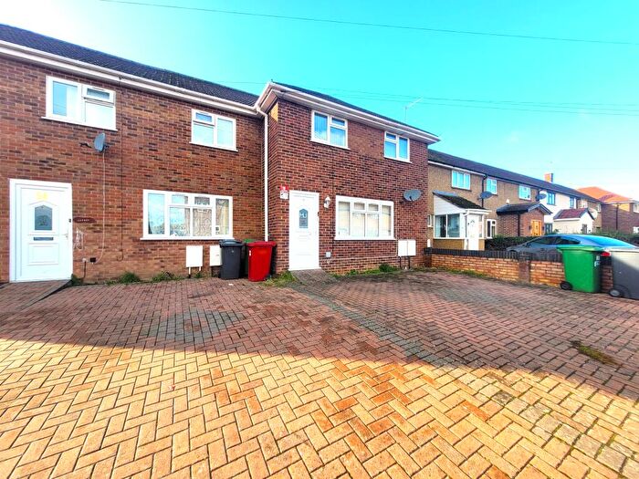 3 Bedroom House To Rent In Farm Crescent, Slough, SL2