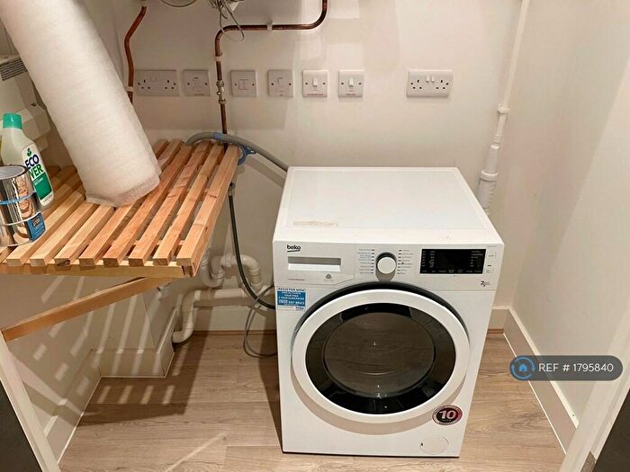 1 Bedroom Flat To Rent In Sailors House, London, E14