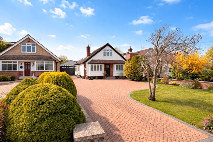 3 Bedroom Detached Bungalow For Sale In Great North Road, Welwyn Garden City, AL8