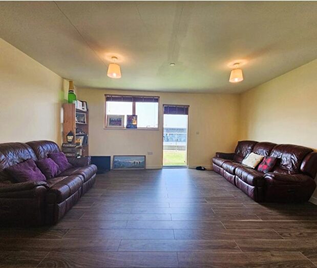 3 Bedroom Flat To Rent In Garratt Ln, London, SW17