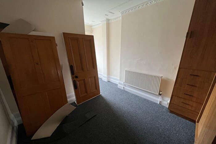 2 Bedroom Flat To Rent In Bedroom Ground Floor Flat In Southend On Sea, SS2