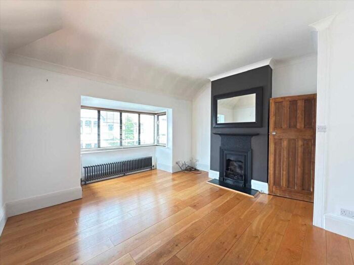 2 Bedroom Apartment For Sale In Just South Of Broadway, Leigh On Sea, SS9