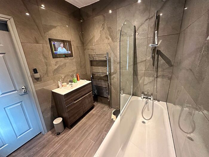 4 Bedroom Semi-Detached House To Rent In Hessle Place, Leeds, LS6