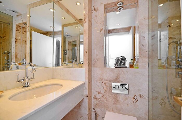 2 Bedroom Flat To Rent In Upper Berkeley Street, Marylebone, London, W1H