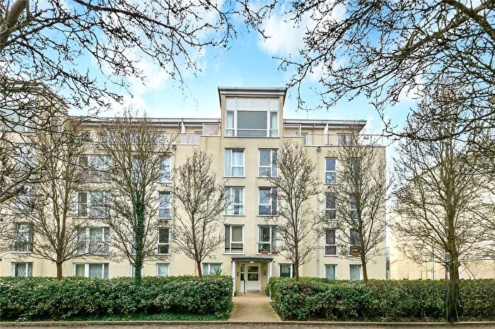 2 Bedroom Flat For Sale In Melliss Avenue, Kew, Surrey, TW9
