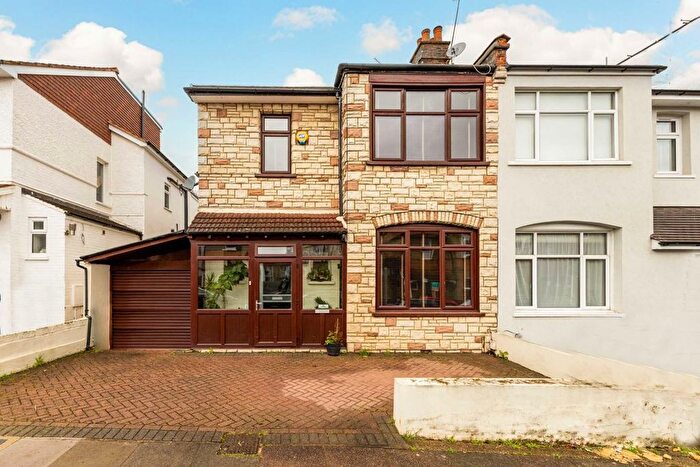 4 Bedroom Semi-detached House For Sale In Rowsley Avenue, London, NW4