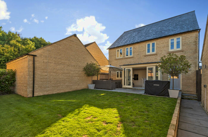 4 Bedroom Detached House To Rent In Clappen Close Cirencester, Gloucestershire, GL7