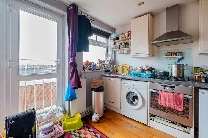 1 Bedroom Flat For Sale In Beechcroft Close, Valley Road, London, SW16