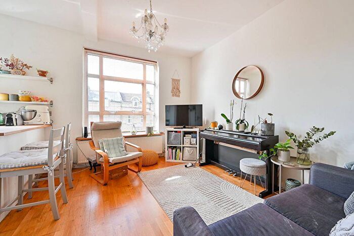 2 Bedroom Flat For Sale In Oxford Road, Ealing Broadway, London, W5