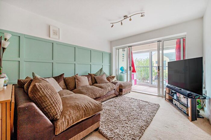 2 Bedroom Flat To Rent In Thornhill Close, Carterton, OX18